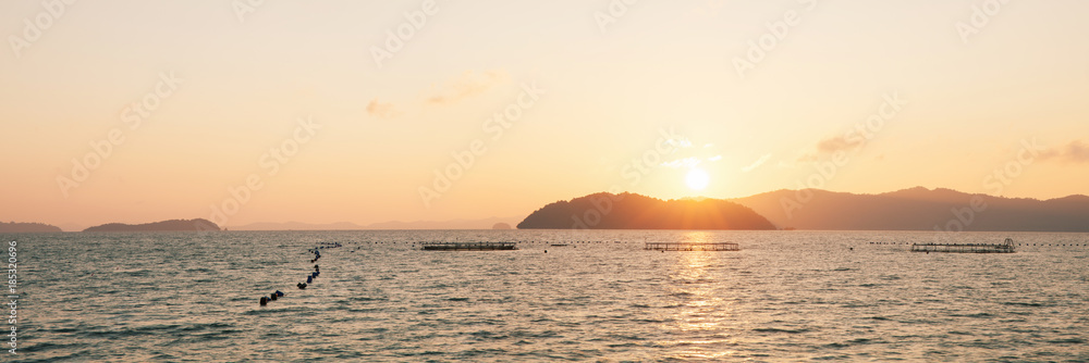 日出或日落时的海景热带安达曼海中美丽的光线和引人注目的色彩。
