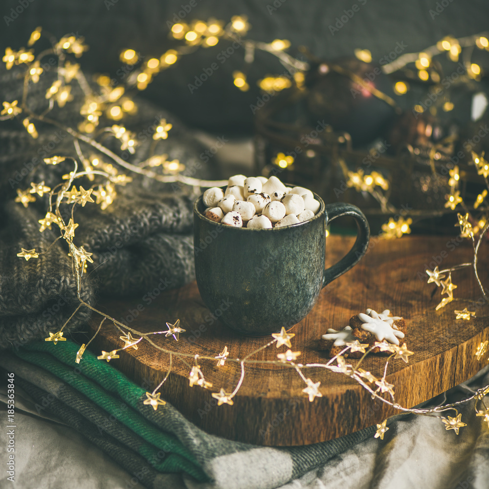 圣诞或新年冬季热巧克力配棉花糖，杯子里放在床上的木板上