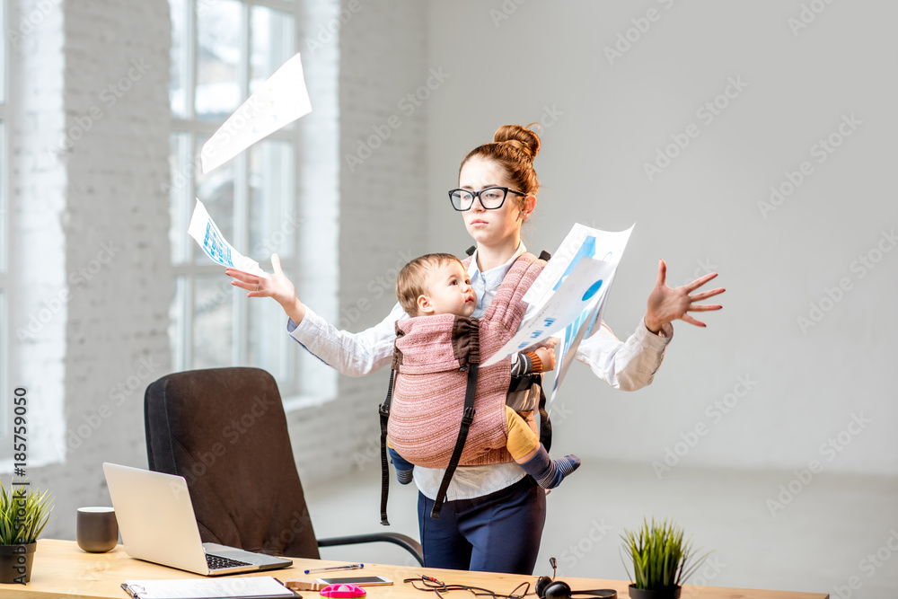 一位身兼数职、疲惫不堪的女商人在t期间与她的小儿子站在一起扔文件