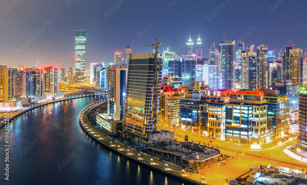 阿拉伯联合酋长国迪拜，日落后的迪拜市中心和带海滨长廊的运河