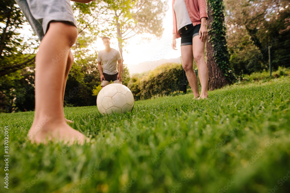 一家人在花园草坪上踢足球