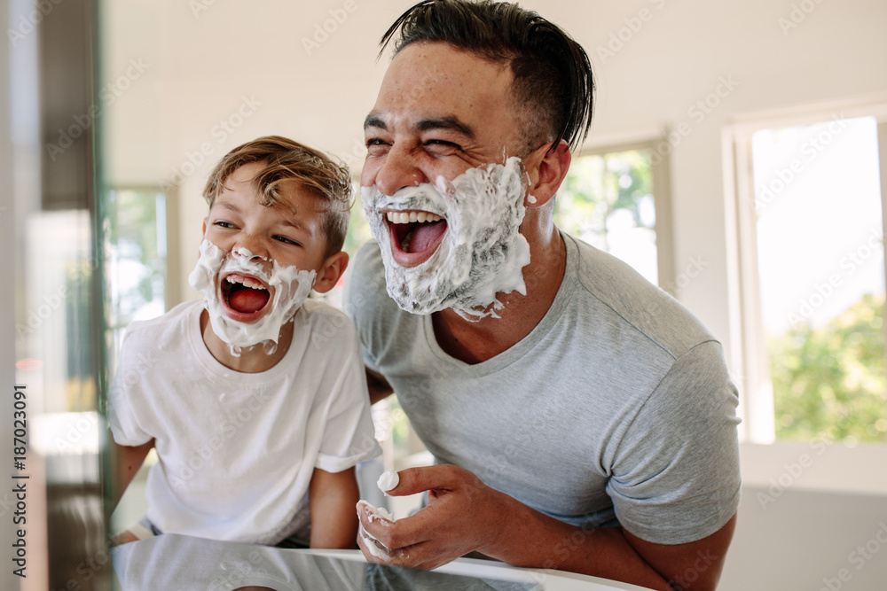 父子俩在浴室刮胡子时玩得很开心