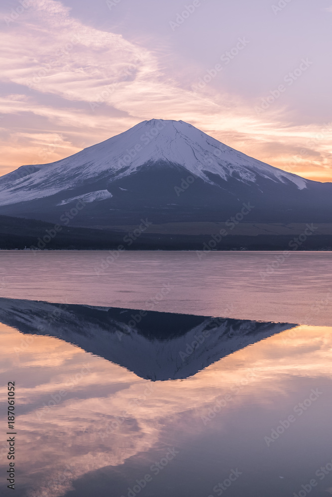 富士山和山中湖冰湖，在傍晚的冬天有倒影