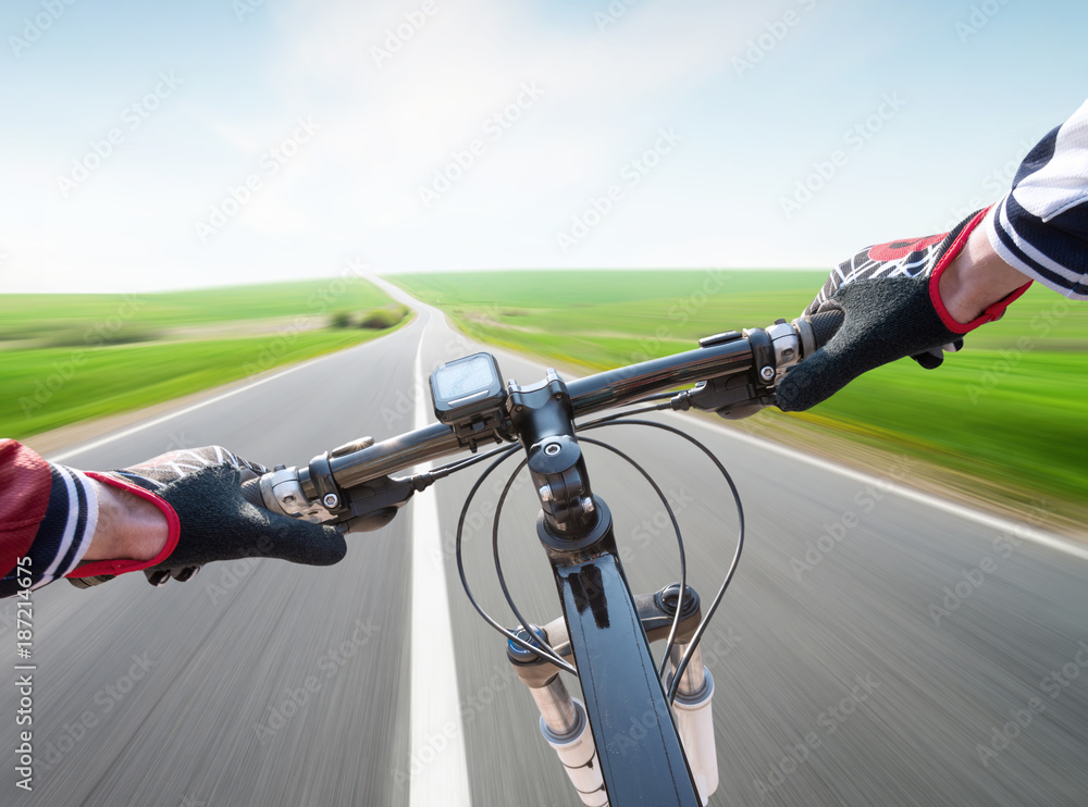 在公路上骑自行车。运动和积极的生活理念