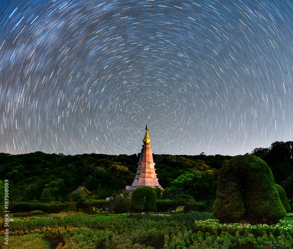 晚上在泰国清迈的Doi Inthanon，塔顶是公共的