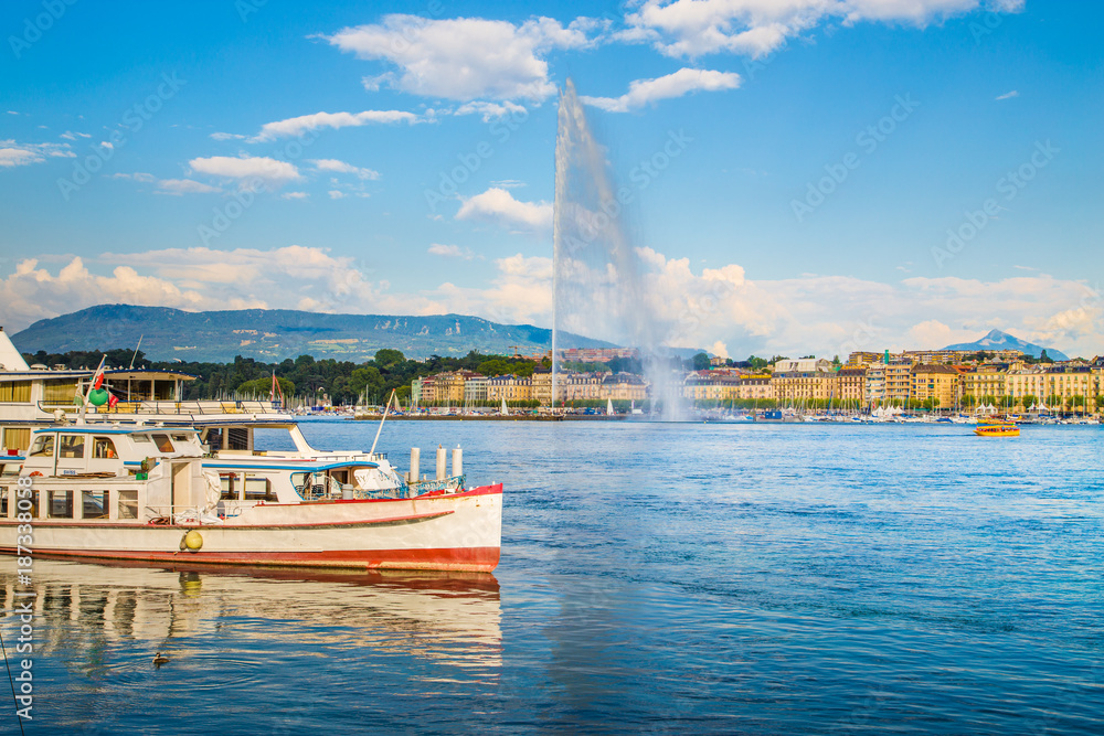 日内瓦天际线，日落时有著名的Jet dEau喷泉和船，瑞士