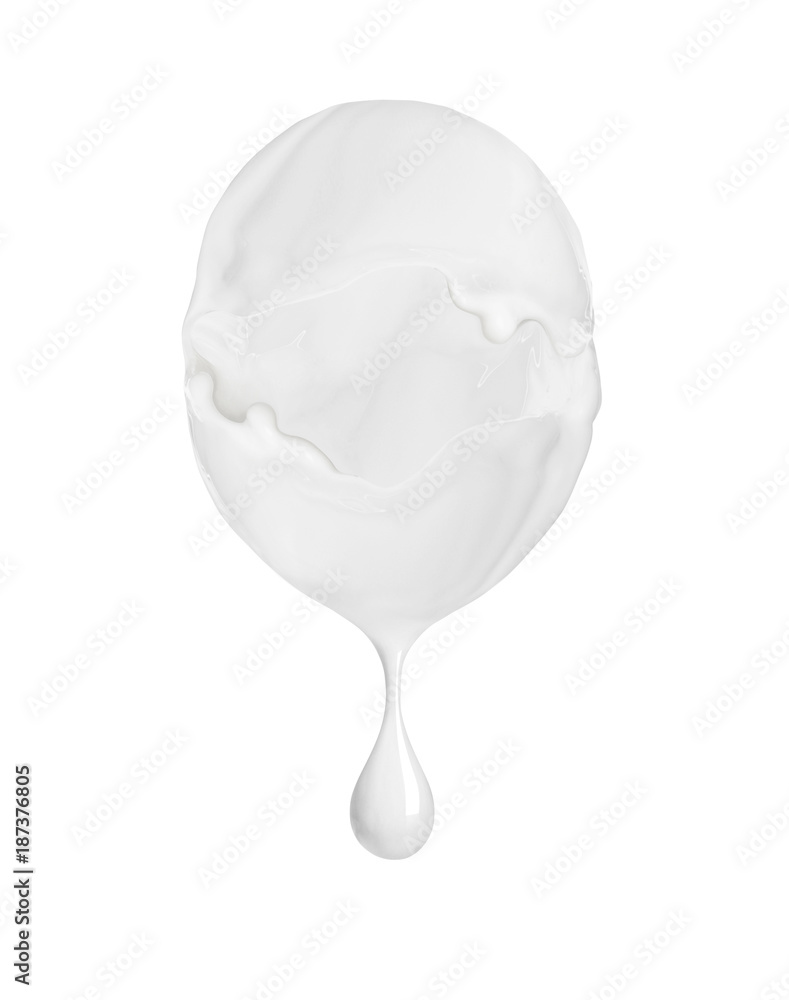 由牛奶或奶油制成的椭圆形球体，白色背景上有水滴