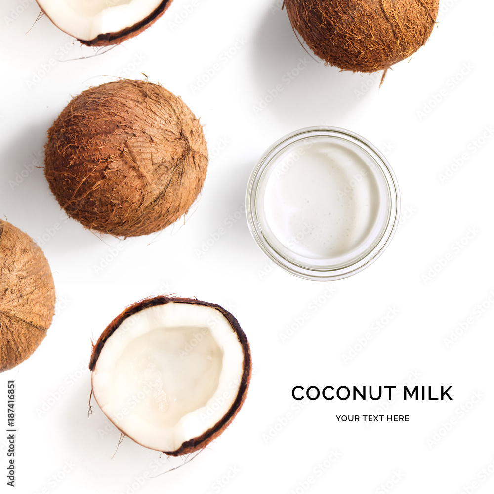 白色背景下由椰子和椰奶制成的创意布局。平面布局。食品概念。宏观