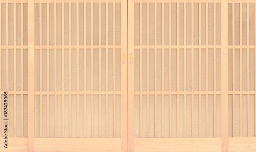 Shoji，日本传统的门、窗或房间分隔物，由框架上的半透明纸组成