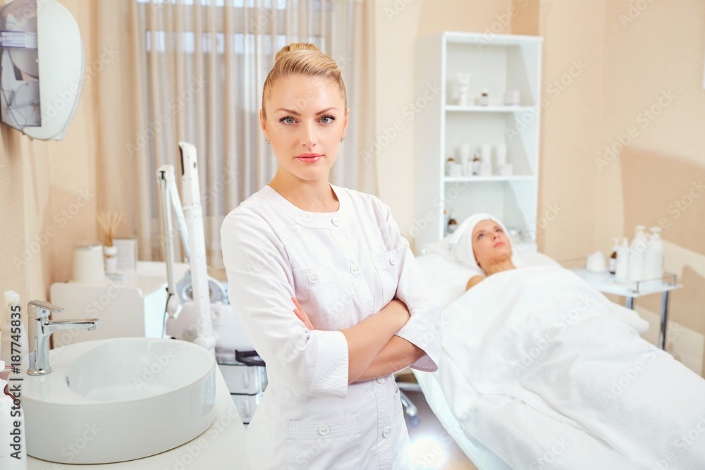 美容师是一名专业人员，在诊所的办公室里照顾病人。