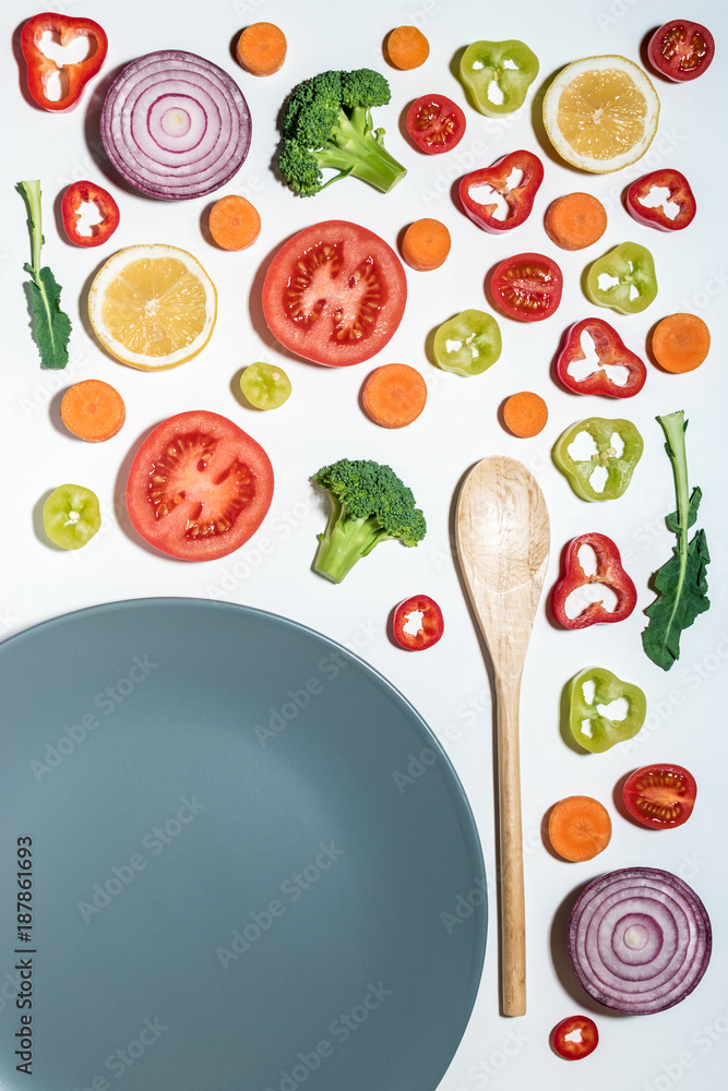 白色背景上的蔬菜和水果切片的创意布局。平躺。纯素食食品