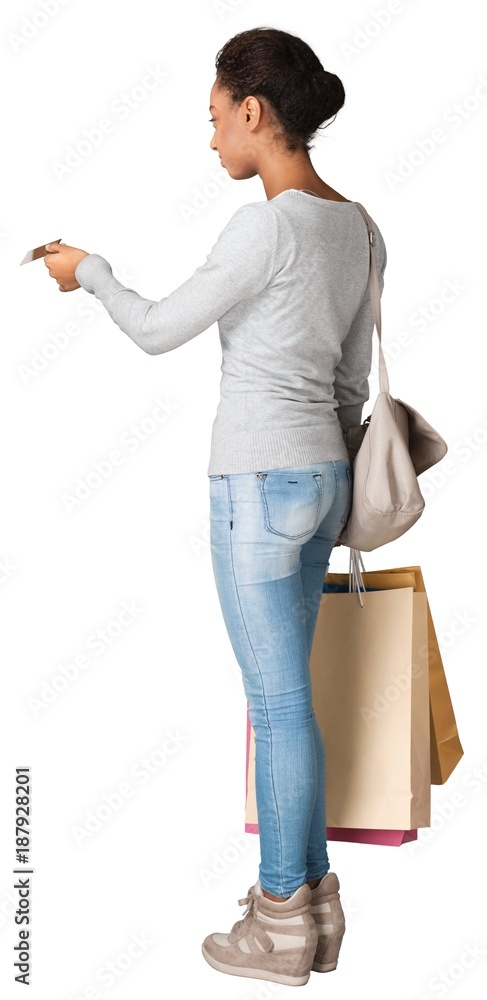 一个用信用卡付款并购物的女人的画像
