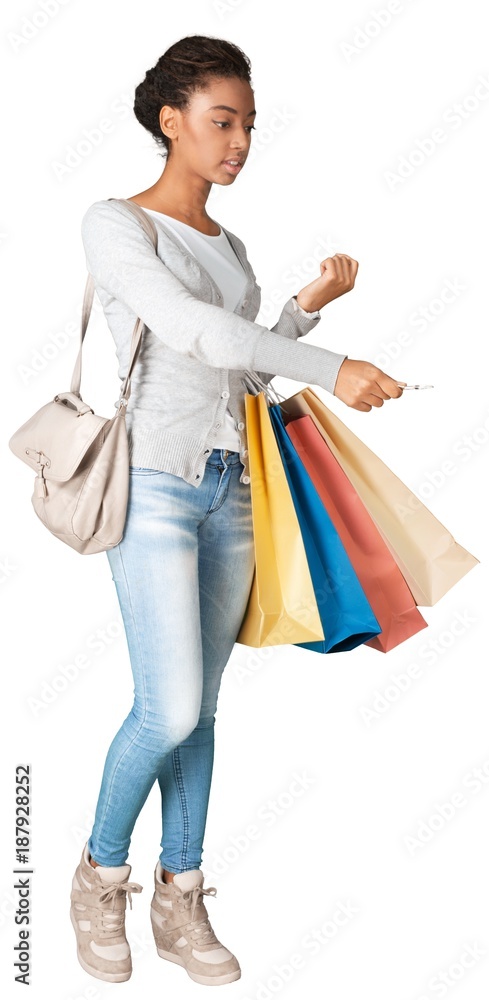 一个用信用卡付款并购物的女人的画像