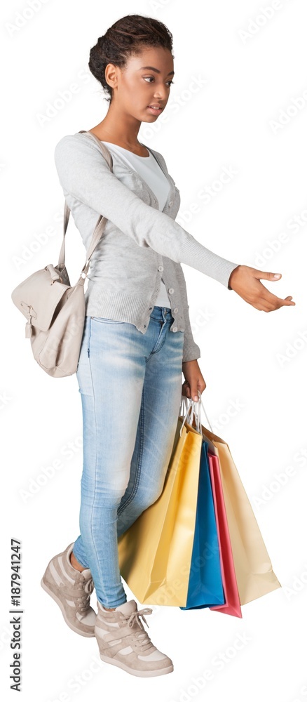 年轻女子拿着白色背景隔离的购物袋
