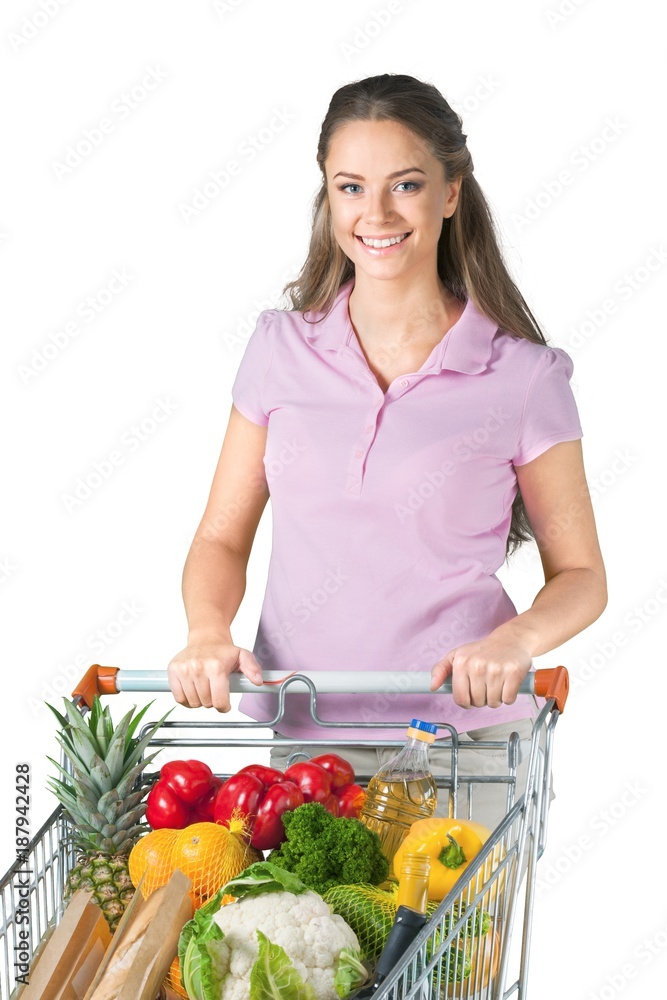 一个女人推着装满杂货的购物车的画像