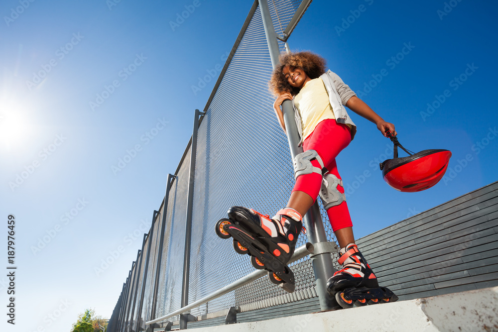 穿着旱冰鞋的非洲女孩在滑冰公园摆姿势