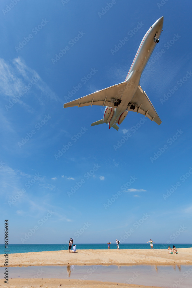 商用飞机在美丽的自然背景下降落在海面和晴朗的蓝天上
1299037093,日本京都神木川