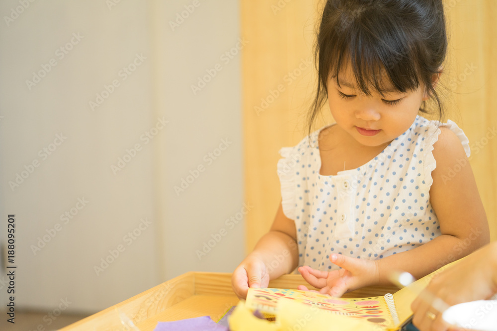 可爱的小女孩用彩色纸裁剪形状。孩子们富有创造力，培养想象力