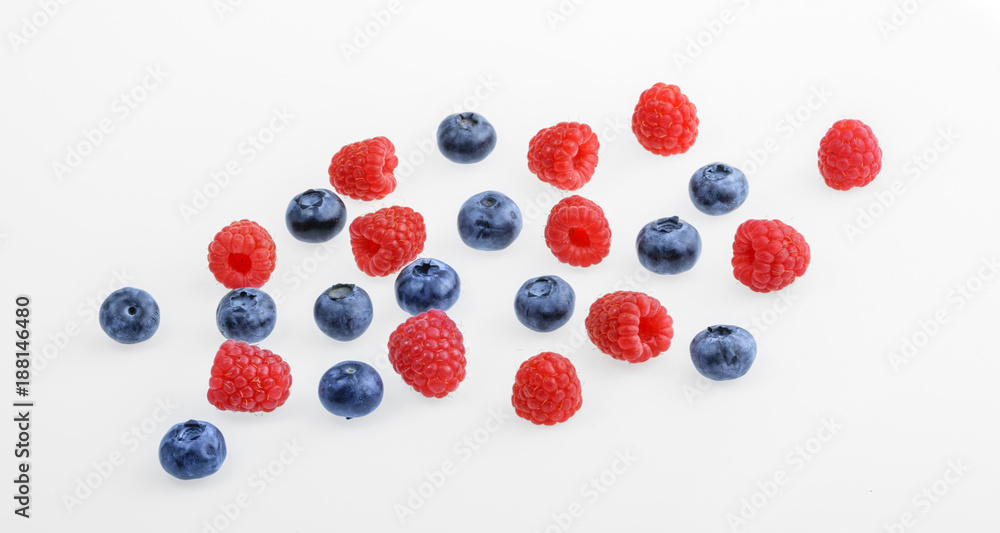 白色背景上的树莓和蓝莓。俯视图