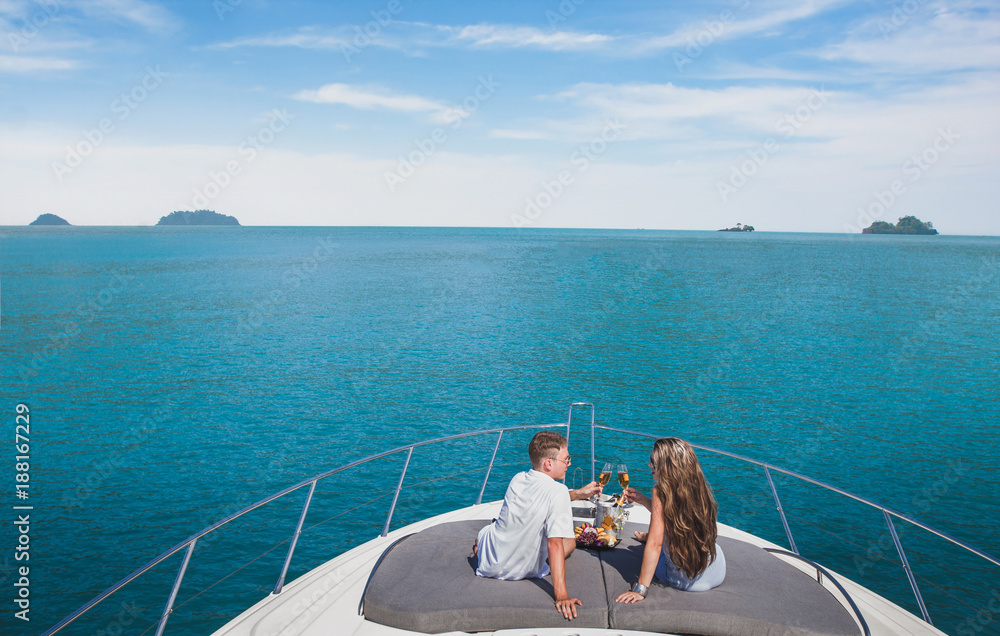 情侣在豪华游艇巡游中喝香槟，奢华的生活方式