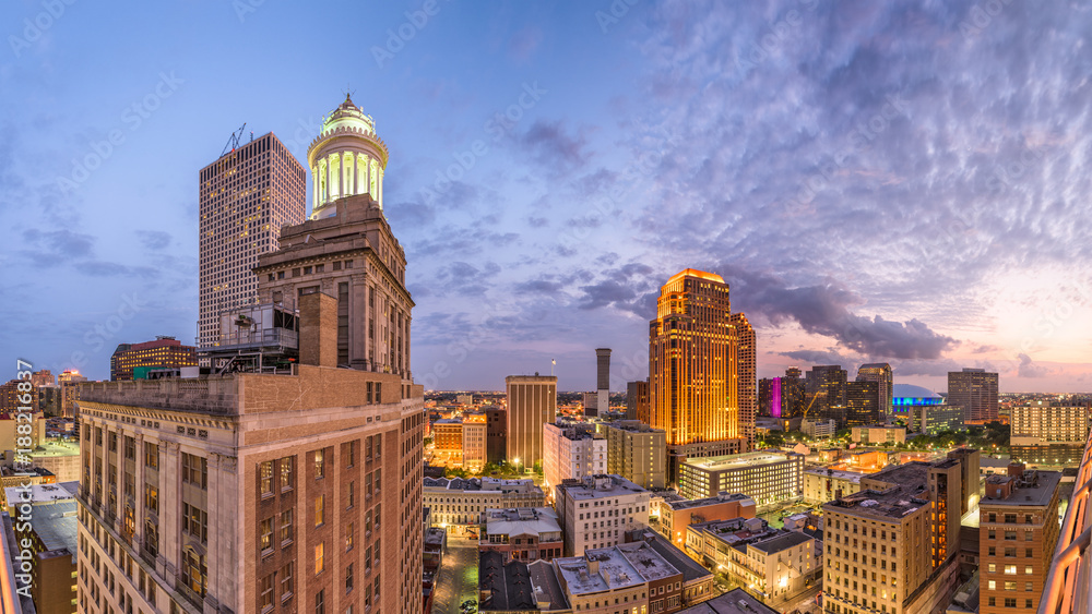 美国路易斯安那州新奥尔良市黄昏时分的市中心天际线全景。