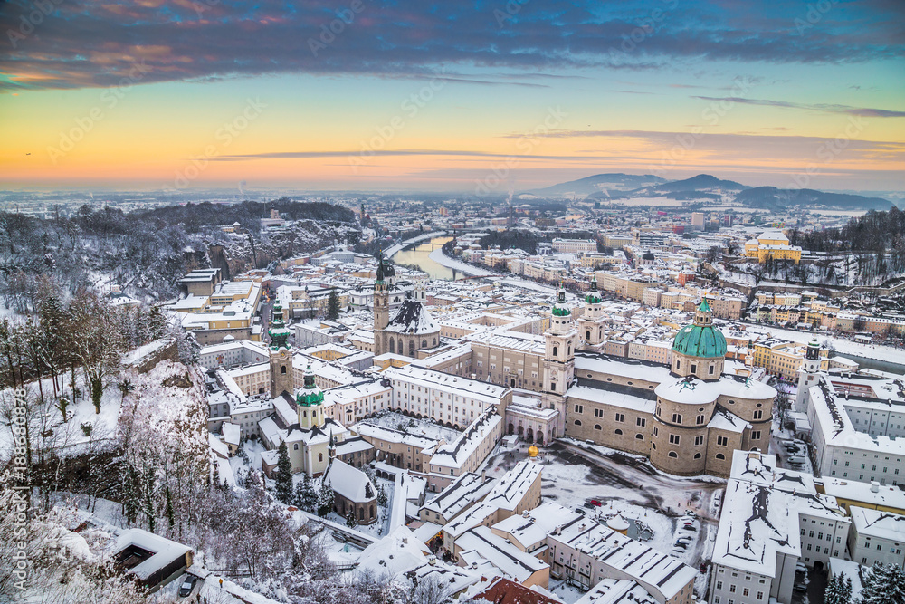 奥地利冬季日落时的萨尔茨堡鸟瞰图