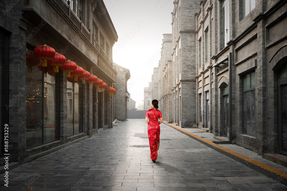 中国北京胡同村一名身穿中国传统旧衣服的亚洲年轻女子。