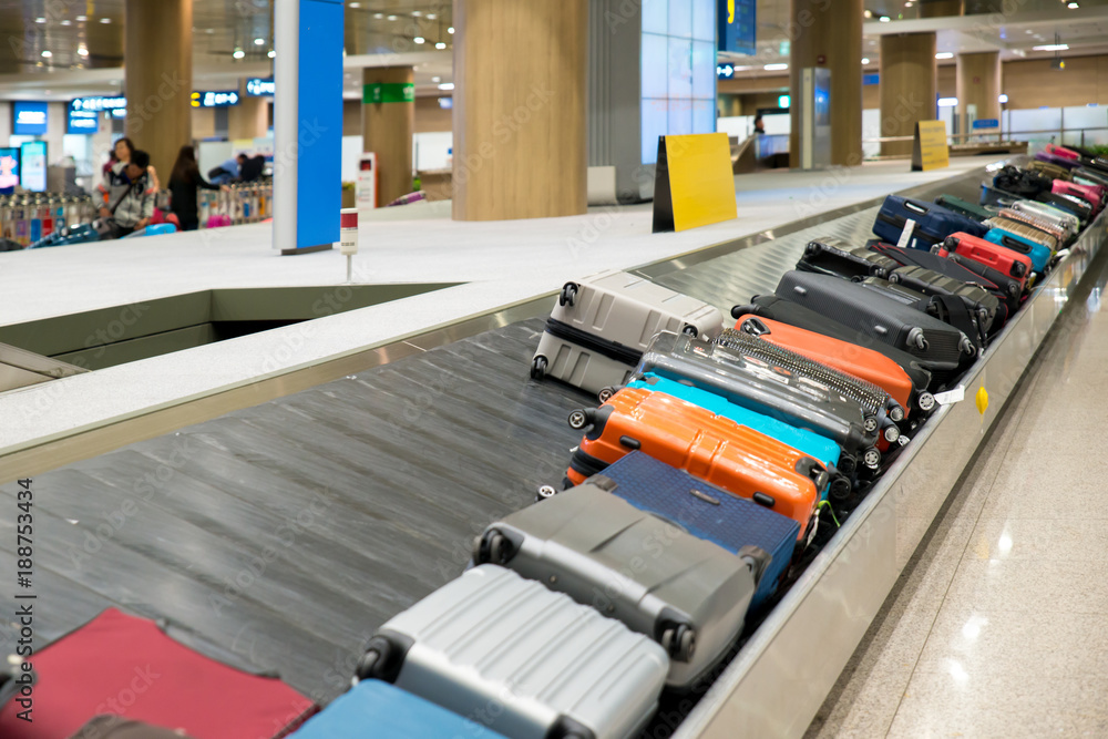 机场内装有传送带的手提箱或行李。