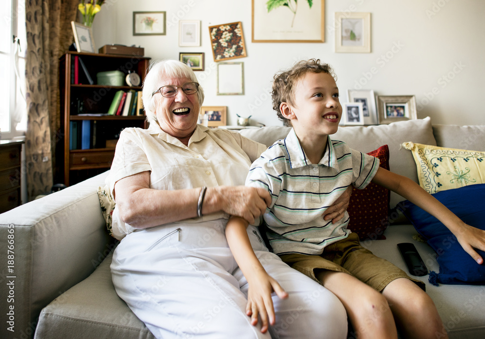 奶奶和孙子一起坐在沙发上