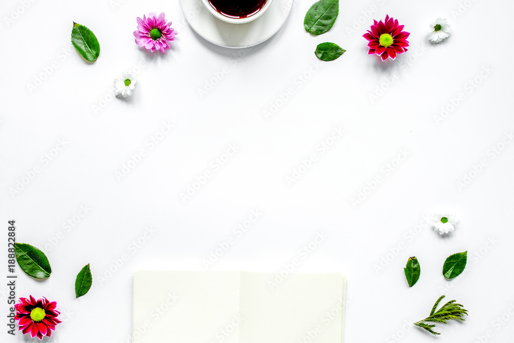 白色桌面上的文案、美式和鲜花实物模型