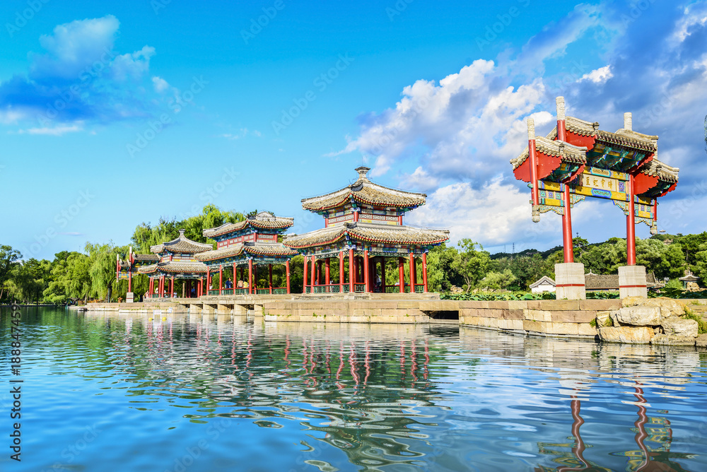 承德避暑山庄的湖心亭。它是一个由皇宫和花园组成的大型综合体
