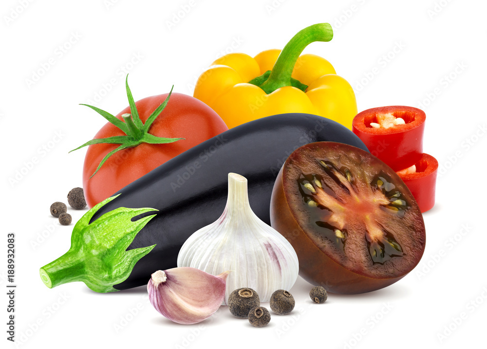 一组不同的蔬菜。茄子、番茄、胡椒和大蒜在白色背景上分离。