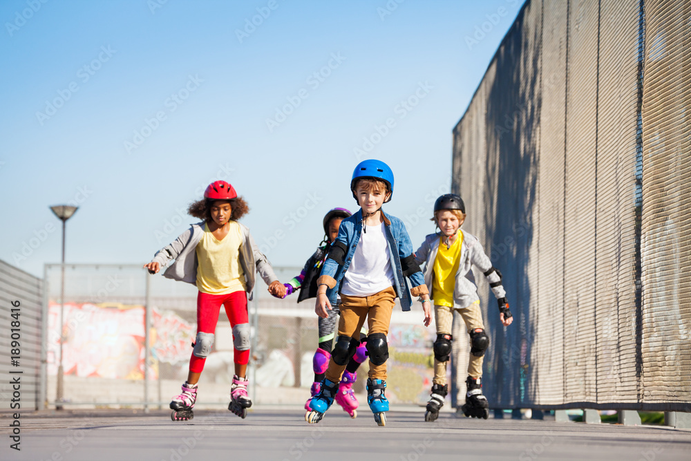 可爱的孩子穿着旱冰鞋在户外骑行