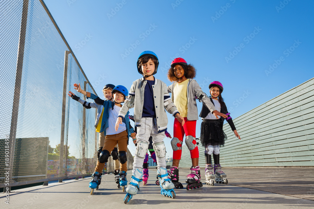学龄前儿童在体育场户外滑旱冰