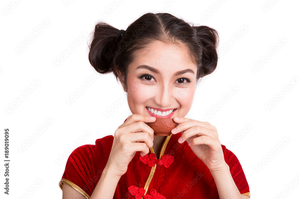 中国女士穿着中国衣服喝热茶