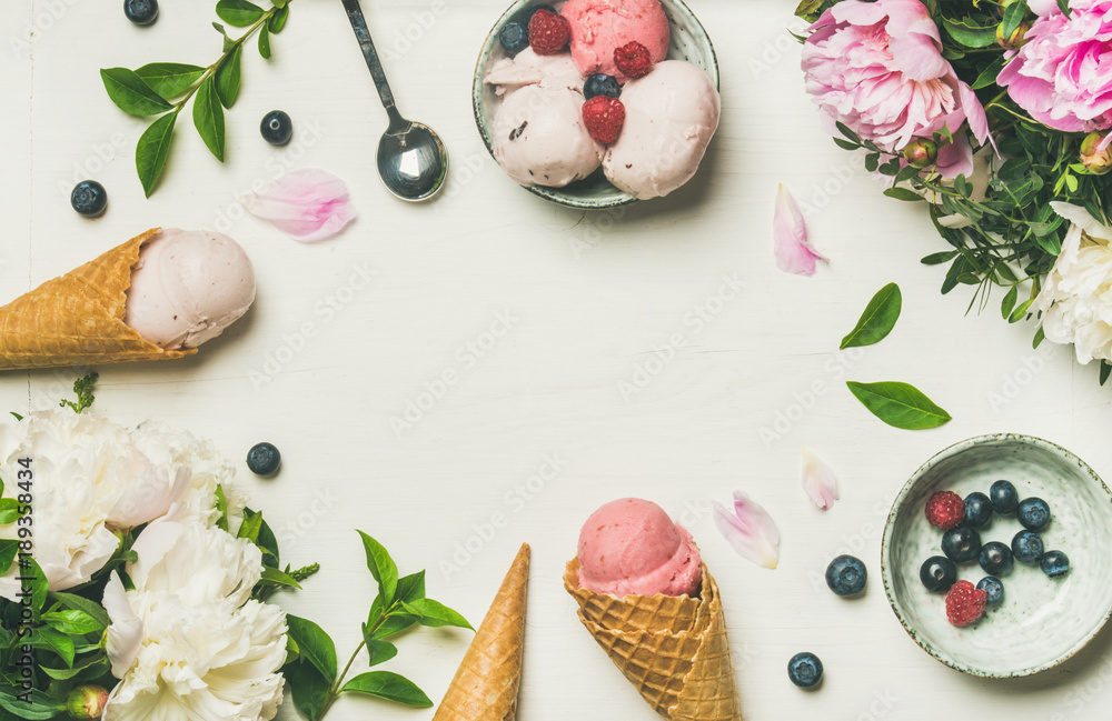 扁平的粉红色草莓和椰子冰淇淋勺、甜甜筒和牡丹花花束