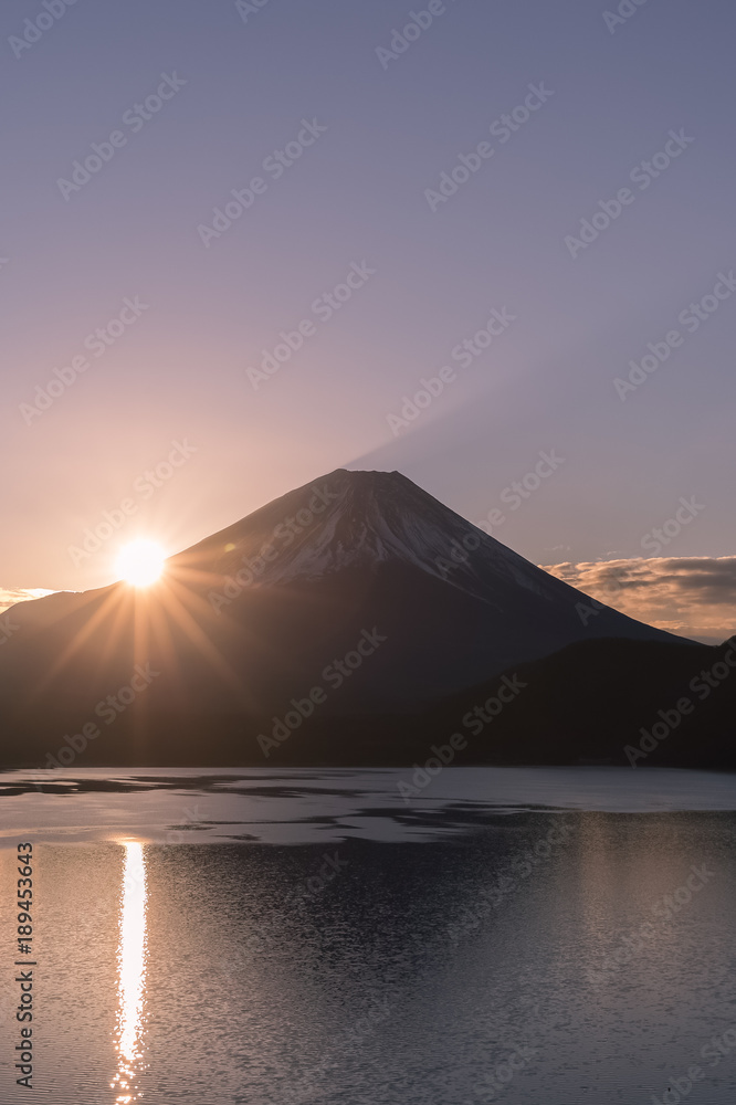 日出时的Motosu湖富士山