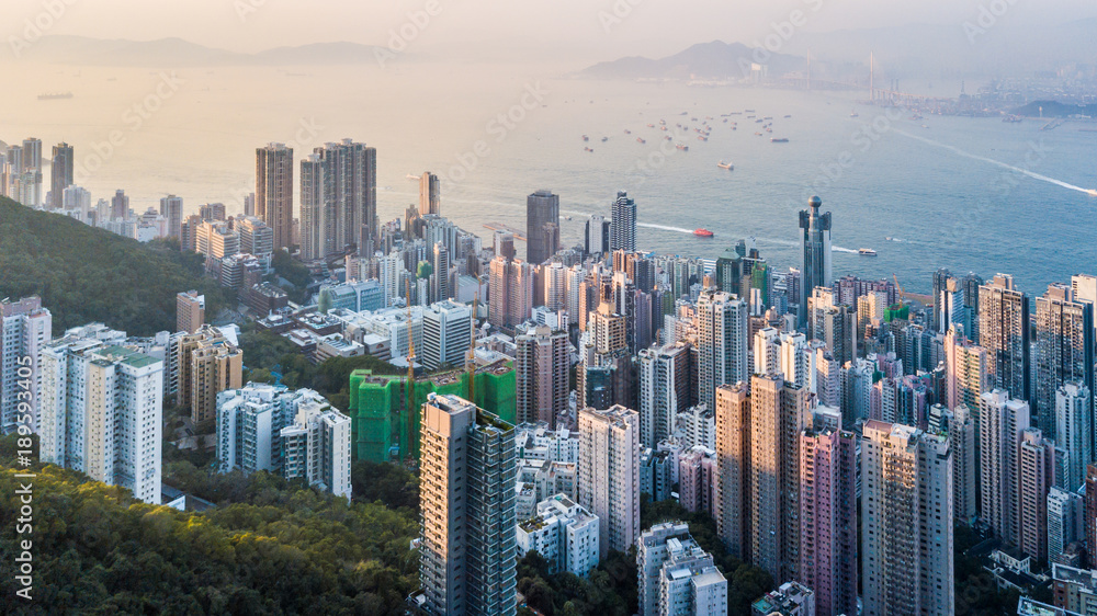 从维多利亚峰无人机拍摄的维多利亚港鸟瞰图，香港天际线城市景观，V