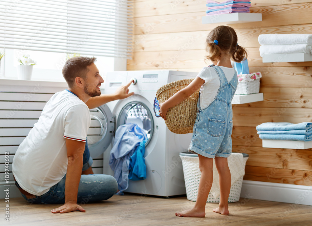 幸福的家庭男人父亲户主和孩子在洗衣机里