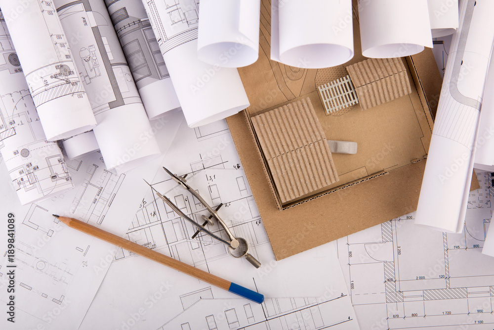 建筑师工作场所-施工图纸、比例模型和工具
