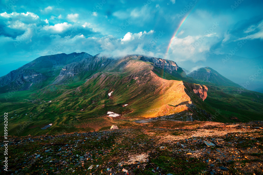 欧洲瑞士阿尔卑斯山格罗斯格罗克纳山口顶部的令人惊叹的彩虹。风景摄影