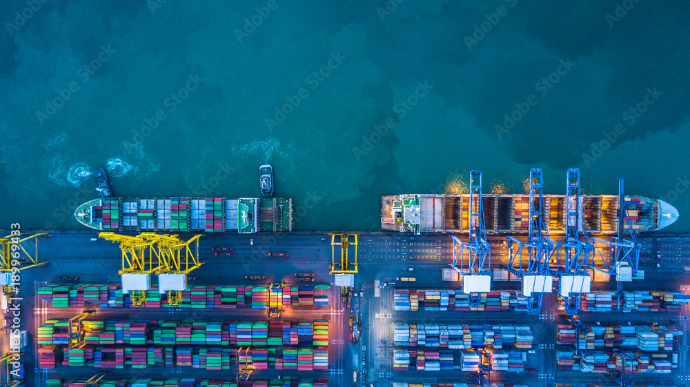集装箱货船鸟瞰图，进出口物流、物流和运输中的集装箱货船