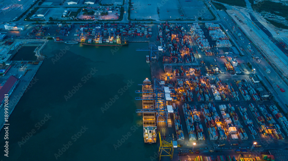 集装箱货船鸟瞰图，进出口物流、物流和运输中的集装箱货船