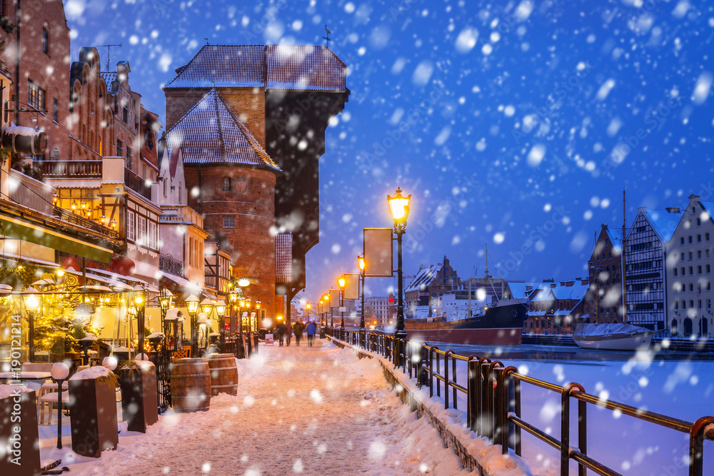 波兰，寒冷的冬夜，大雪纷飞，格但斯克老城的历史起重机