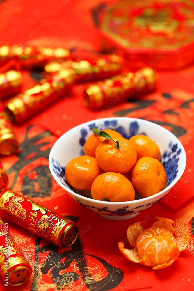 碗里装着中国新年橘子，春联上写着happin的假鞭炮