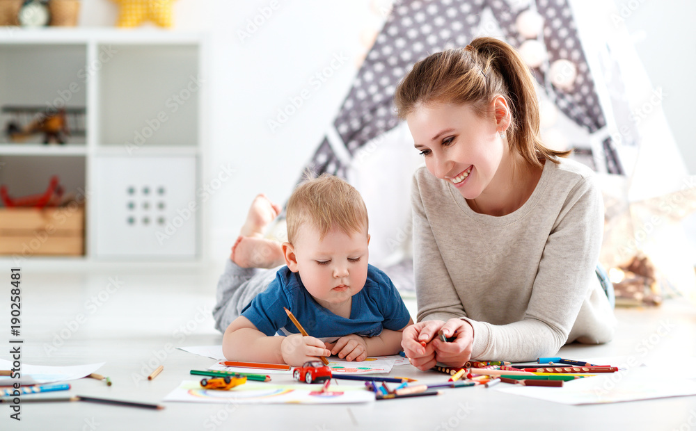 孩子的创造力。母亲和婴儿儿子一起画画