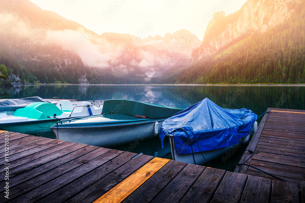 位于澳大利亚的Gosausee山湖上的美妙早晨。戏剧性的不同寻常的场景。阿尔卑斯山，欧洲