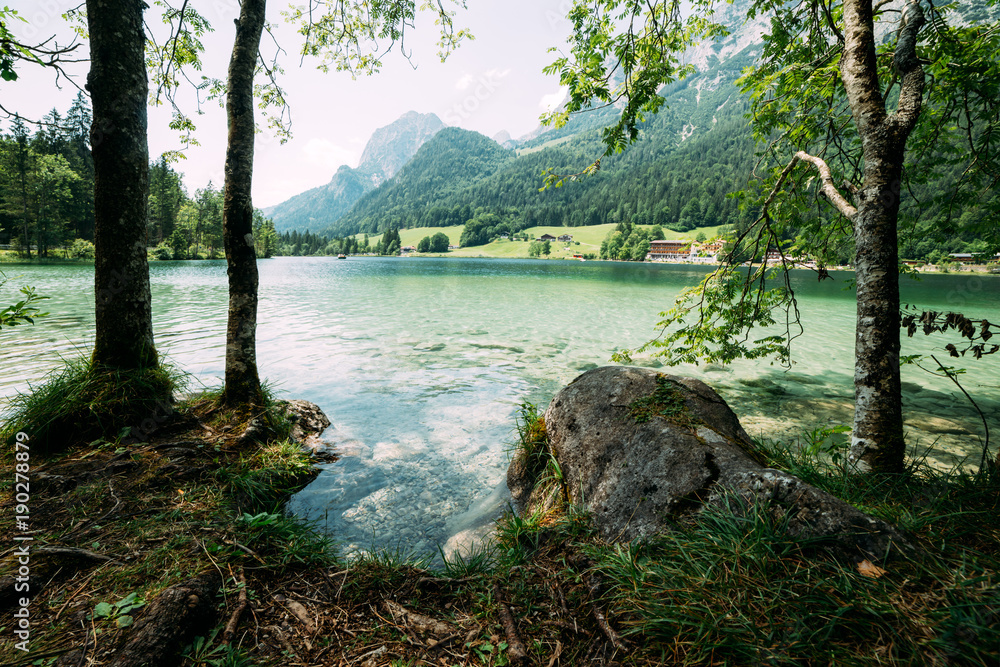 欧洲奥地利阿尔卑斯山Hintersee湖上阳光明媚的夏日。风景摄影