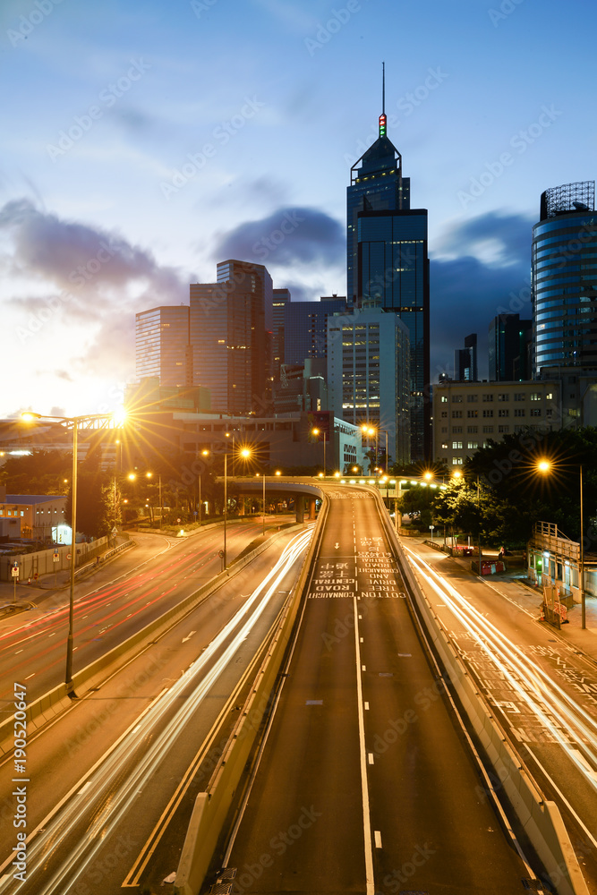 日落时分香港的交通小径，背景为香港商业中心。As