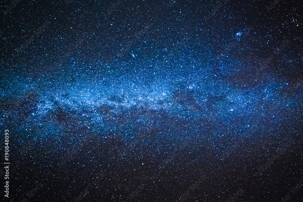 夜晚有百万颗恒星的惊人银河系